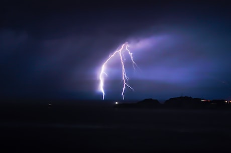 雷峰的故事(雷峰的故事：红楼梦中的英雄)