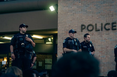 人民警察节(人民警察节：致敬平凡 英雄警察的无私奉献)