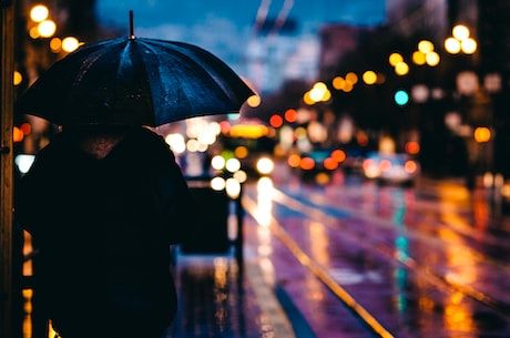 雨巷 戴望舒(浓荫深巷，遇见诗与远方——探寻诗人戴望舒与“雨巷”)